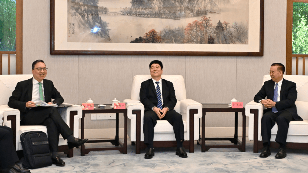 律政司司長林定國（左）與廣東省副省長劉國周（中）和香港中聯辦副主任劉光源（右）會面。