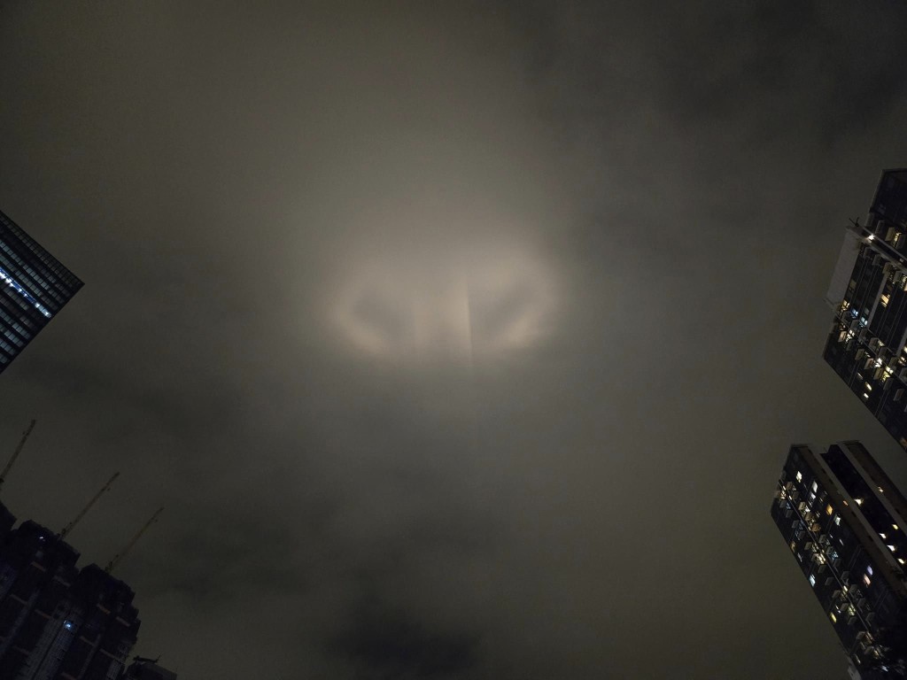 云层中出现两个若隐若现的 「光环」（图片来源：FB@启德居民自由讲）