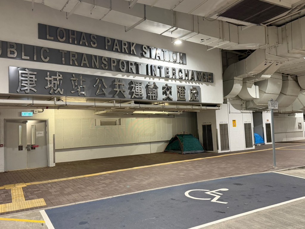 近期運輸署行動後,康城站公共運輸交匯處只在假日有外傭擺設帳篷。 近期運輸署行動後,康城站公共運輸交匯處只在假日有外傭擺設帳篷。