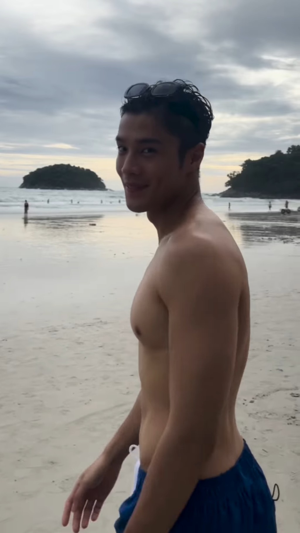 丁子朗半裸上身晒肌,在沙灘數度面向鏡頭姣笑。 丁子朗半裸上身晒肌,在沙灘數度面向鏡頭姣笑。