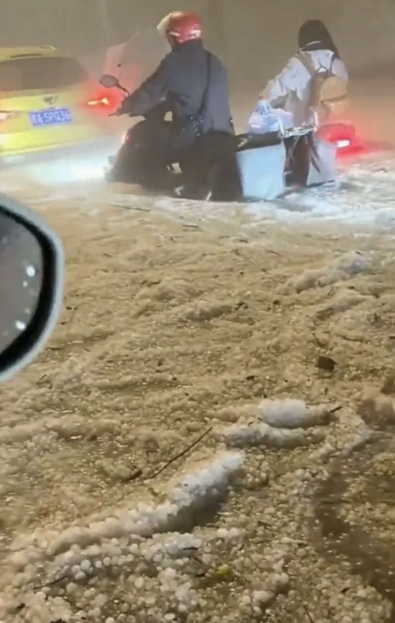 貴陽落雹街頭「冰流成河」 。 央視新聞