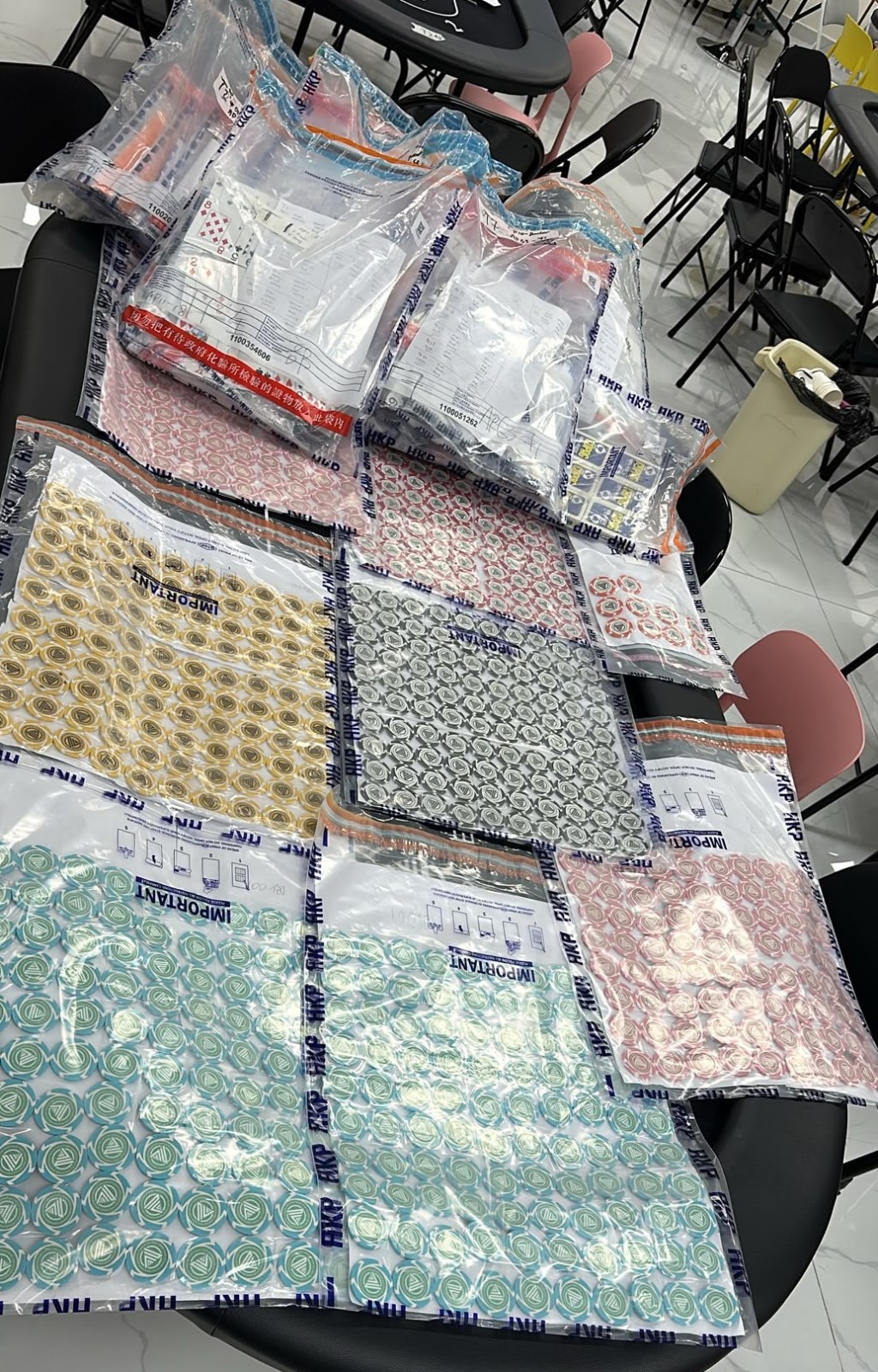 检获的赌具及赌款。