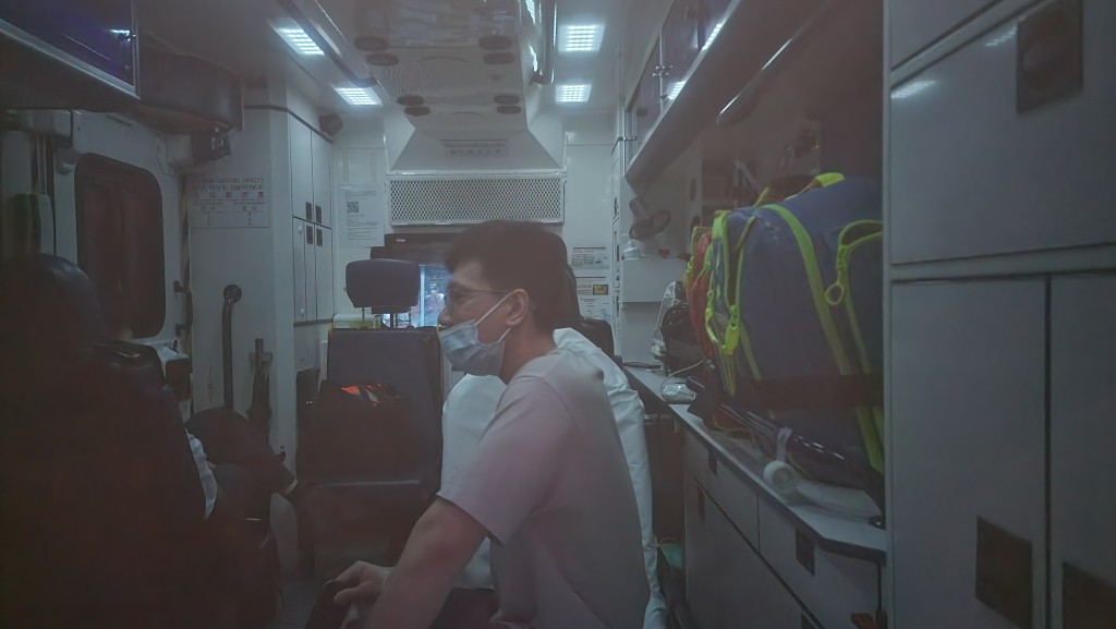 的士司機登上救護車接受治理。 的士司機登上救護車接受治理。