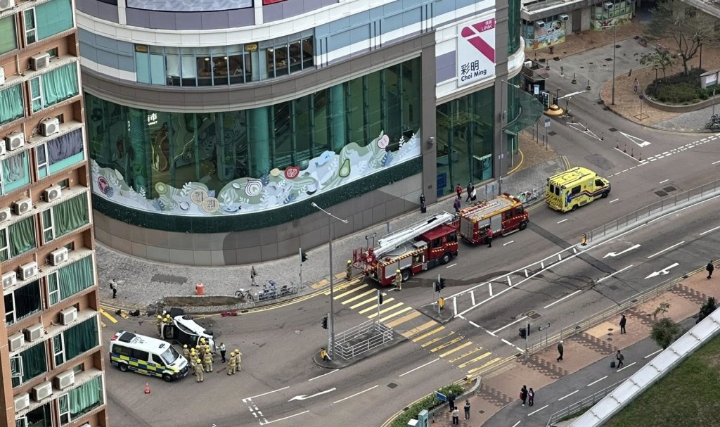 私家車翻側路中。fb： 將軍澳主場