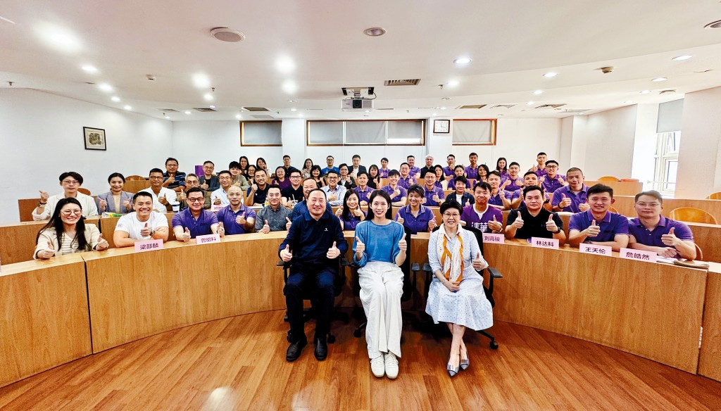 2025年学生在北京清华园与EMPA项目顾问、巴黎奥运巴黎奥运女子重剑个人金牌得主江旻憓女士座谈