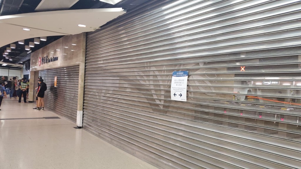 沙田站一度遭受示威者破壞
