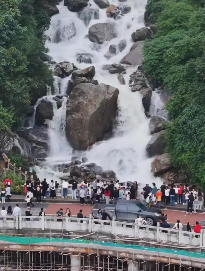 大量遊客來到哀牢山。（網絡圖片）