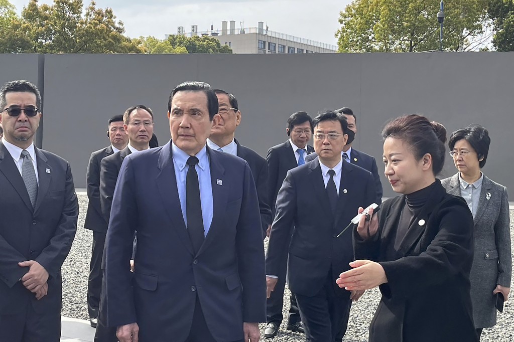 馬英九繼續大陸祭祖及交流第3日行程，上午到訪南京大屠殺紀念館。 AP