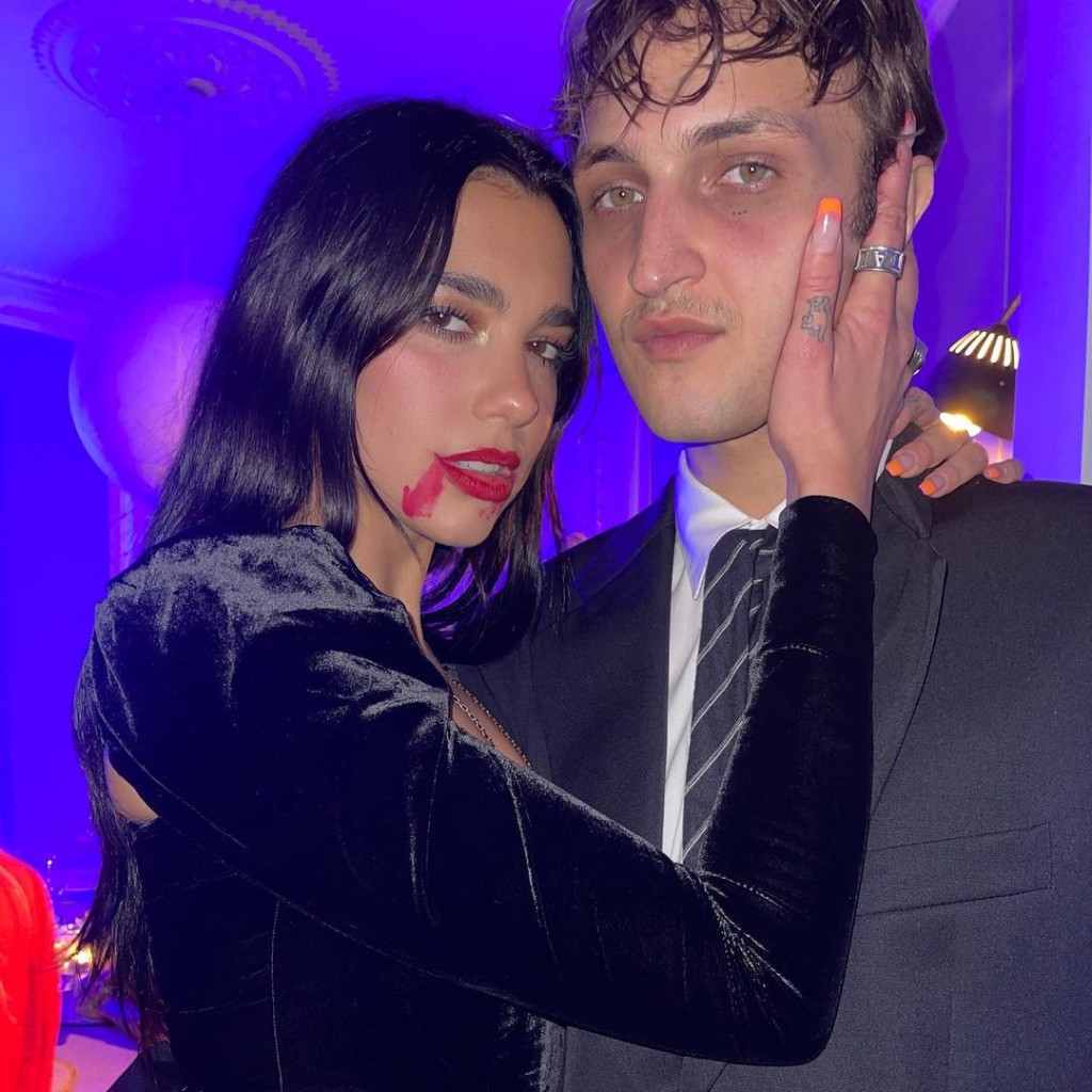Dua Lipa同名模姊妹花Gigi和Bella Hadid嘅細佬Anwar Hadid拍拖兩年。