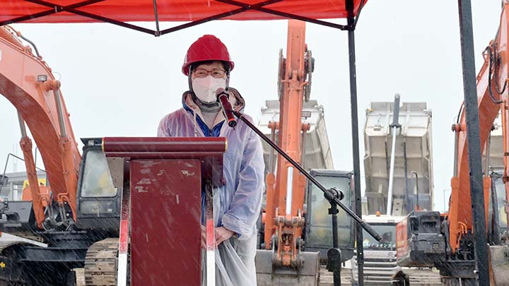 行政長官林鄭月娥今日在竹篙灣主持內地援建社區隔離治療設施啟動儀式。圖示林鄭月娥在典禮上致辭。