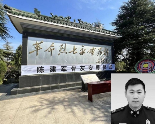 殉職消防員的遺體火化後運回家鄉下葬。 (網上圖片)