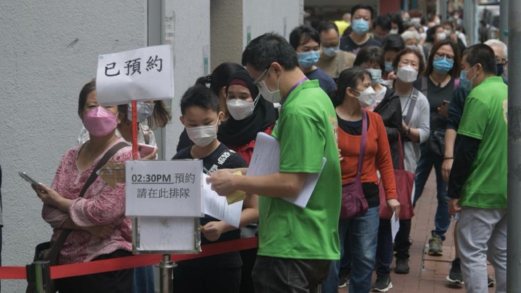 市民排隊接種疫苗。