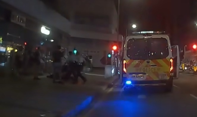 警方接報趕抵現場。（YouTube車Cam特警片段截圖) 