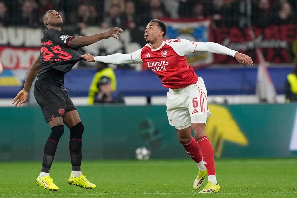 今場雙方踢法均硬朗，多番埋身肉博。美聯社