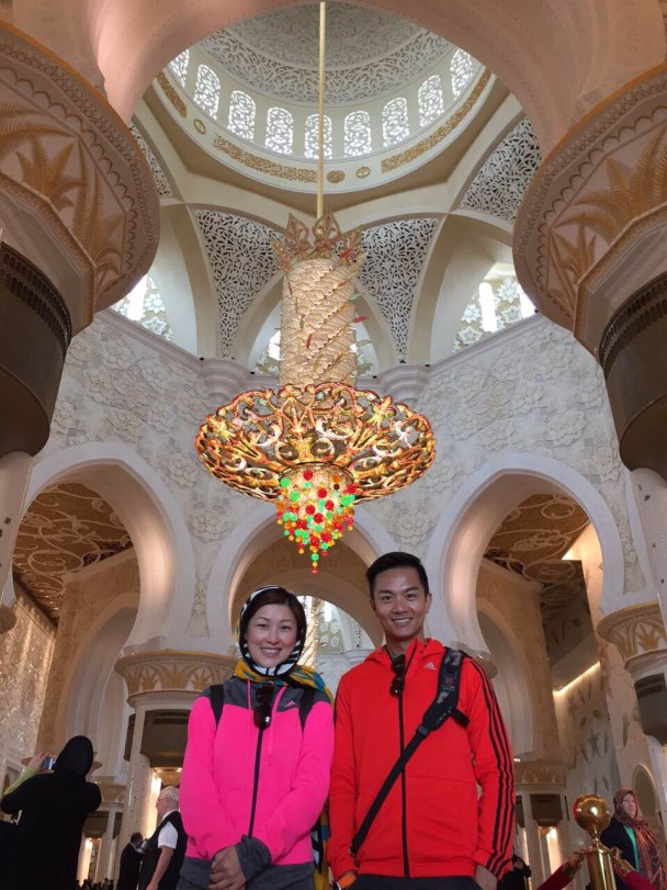 2015年胡诺言与太太陈琪因无心之失，在外地参观清真寺时不懂礼仪一度拖手影相，随即被工作人员劝阻及删去有关合照，二人入寺时亦要保持距离。