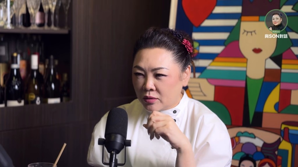 節目中Son姐露出不解表情,試圖追問為何鄧兆尊極少主動提起母親祥嫂。(影片截圖:《與Son對話》) 節目中Son姐露出不解表情,試圖追問為何鄧兆尊極少主動提起母親祥嫂。(影片截圖:《與Son對話》)