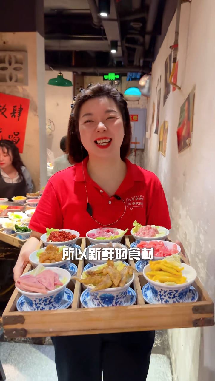 店长承认备菜间的部份设置是为拍片布置。抖音