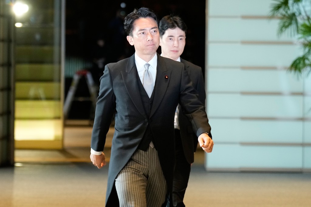 防卫相小泉进次郎将决定是否出动自卫队对否熊害。美联社 防卫相小泉进次郎将决定是否出动自卫队对否熊害。美联社
