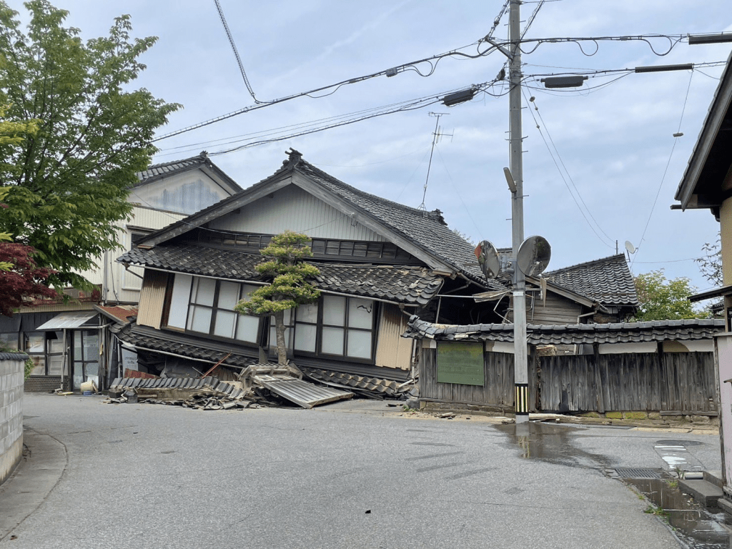 日本石川县能登半岛发生黎克特制6.3级地震，地震后市内房屋损毁情况。twitter