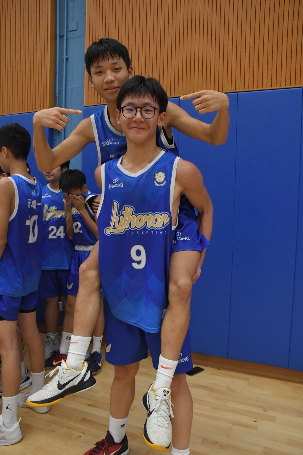  学界九龙二区第三组(D3K2)篮球男子丙组赛事，信义中学许宏迪背起陈浩熙。 吴家祺摄