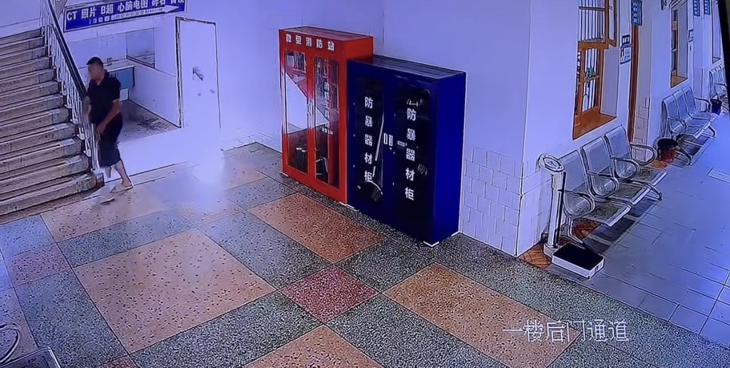 男子扶摔倒老人反被訛。抖音@哪一抹淺笑傷了誰