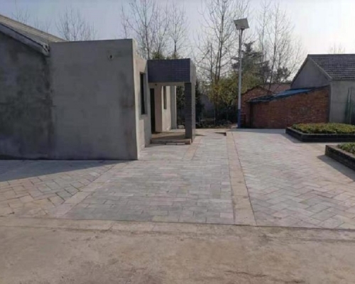 南京一名村民發現自家庭院被建一座公廁。網上圖片