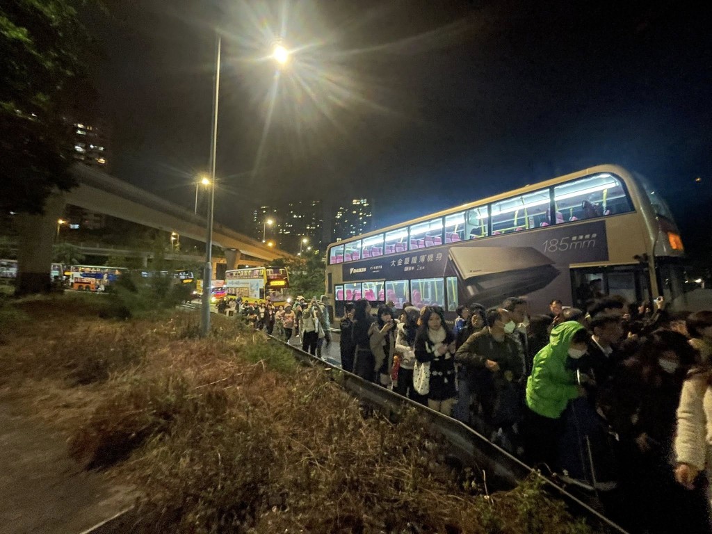 現場一度交通受阻，後方多輛巴士未能駛走。FB 香港突發事故報料區及討論區 圖片