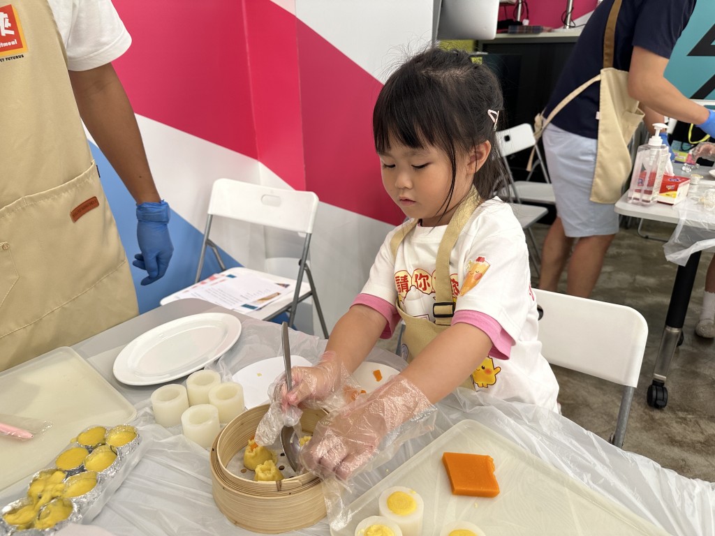 小朋友將要製作長輩們最愛的蝦餃燒賣,做成「軟綿綿」又易入口的點心,讓長輩們過足飲茶癮。(圖片來源:The Project Futurus) 小朋友將要製作長輩們最愛的蝦餃燒賣,做成「軟綿綿」又易入口的點心,讓長輩們過足飲茶癮。(圖片來源:The Project Futurus)