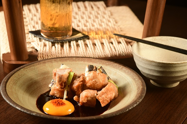 Karaage $138雞塊外層是又薄又脆的雞皮，拌勻沾上傳統的月見汁及雞蛋黃吃更香口。