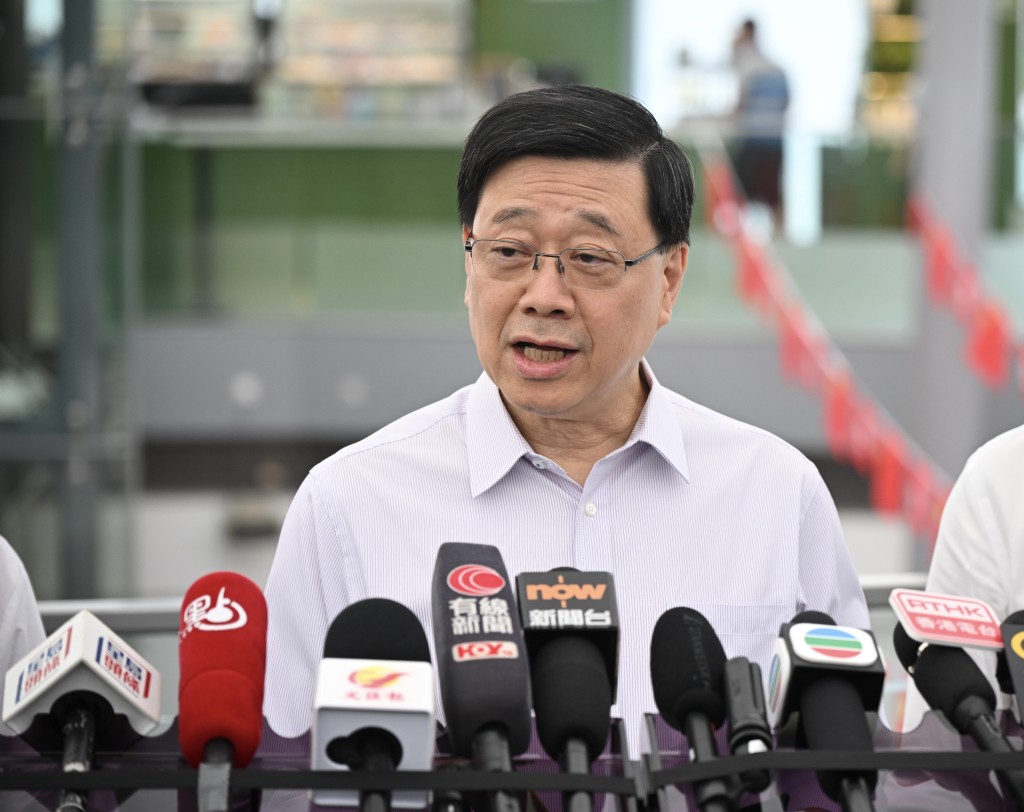 李家超指今次落區主要是探訪長者。蘇正謙攝 李家超指今次落區主要是探訪長者。蘇正謙攝