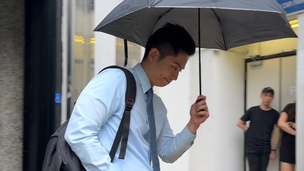 葉鑫昇被指將雨傘擲向白衣人，並大叫和做手勢挑釁白衣人入付費區。劉曉曦攝