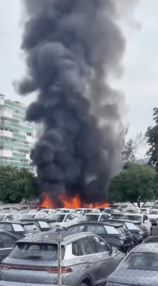 其中一架直升機直接栽進路面一間汽車露天陳列場內,猛烈撞擊瞬間引發大火,並波及現場多輛停泊的汽車,一時間濃煙蔽天。X@Rightanglenews 其中一架直升機直接栽進路面一間汽車露天陳列場內,猛烈撞擊瞬間引發大火,並波及現場多輛停泊的汽車,一時間濃煙蔽天。X@Rightanglenews