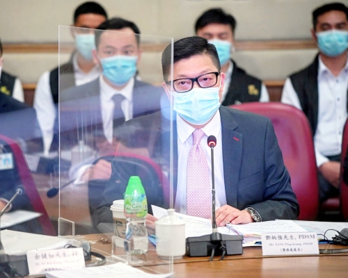 鄧炳強出席油尖旺區議會會議。