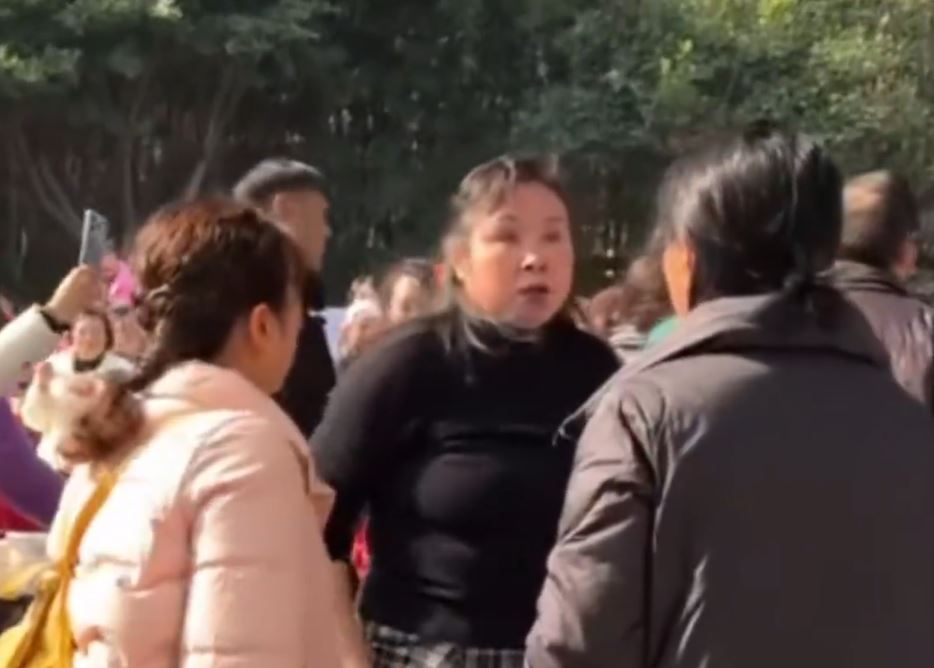 各地跟風辦殺豬宴，但參加人數太多，導致搶食爭位打交等混亂。抖音