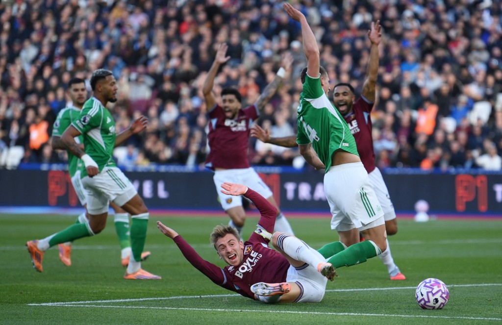 保雲禁區內被踢跌，但對方守將踢到波先，12碼判決被推翻。路透社