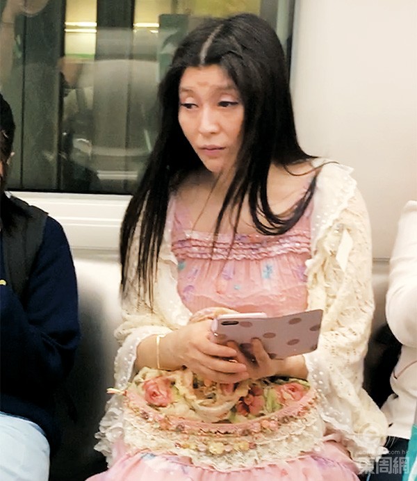 2019年蔡晓仪曾被拍到身穿公主装搭港铁，更指她履迟缓、眼神呆滞。（东周刊图片）