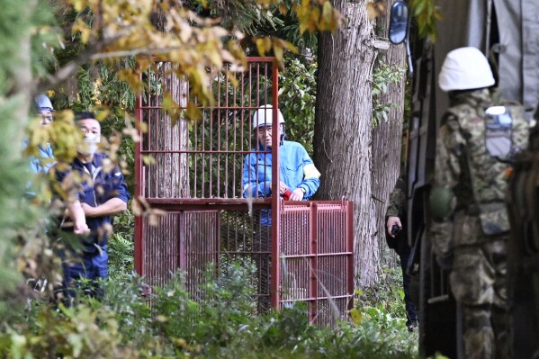 自衛隊協助運送捕熊籠。美聯社 自衛隊協助運送捕熊籠。美聯社