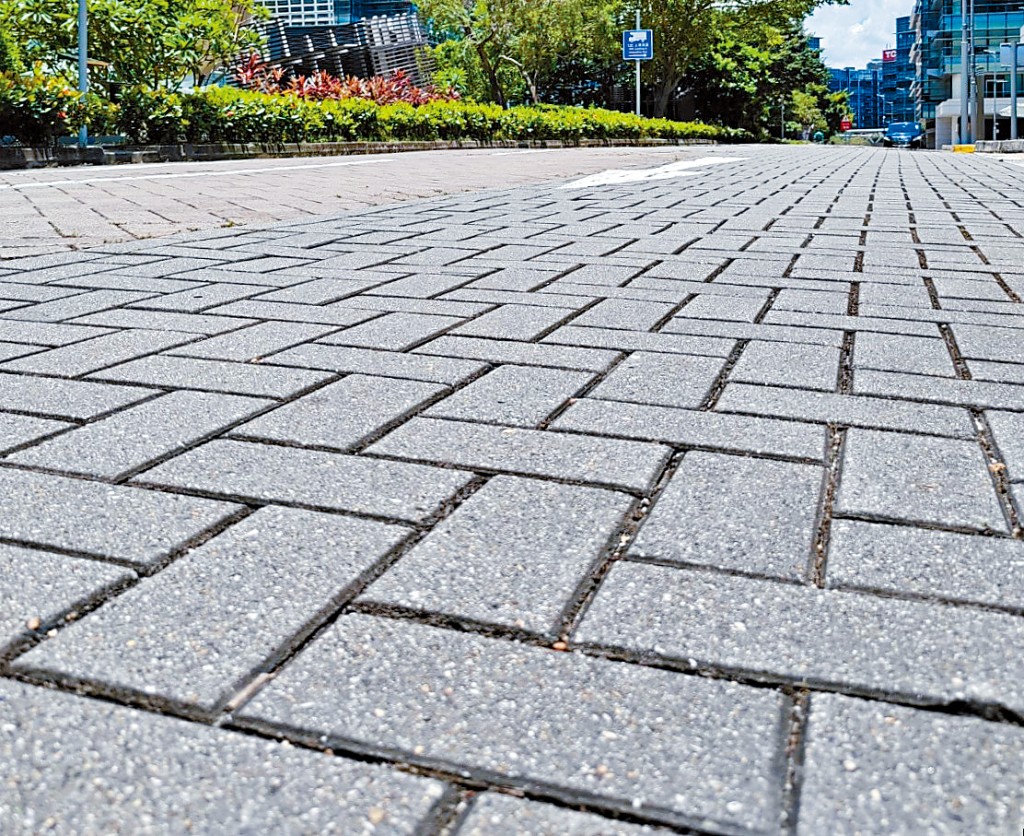 負碳鋪路磚由回收和低碳材料製成，有不同顏色和尺寸可供選擇。
