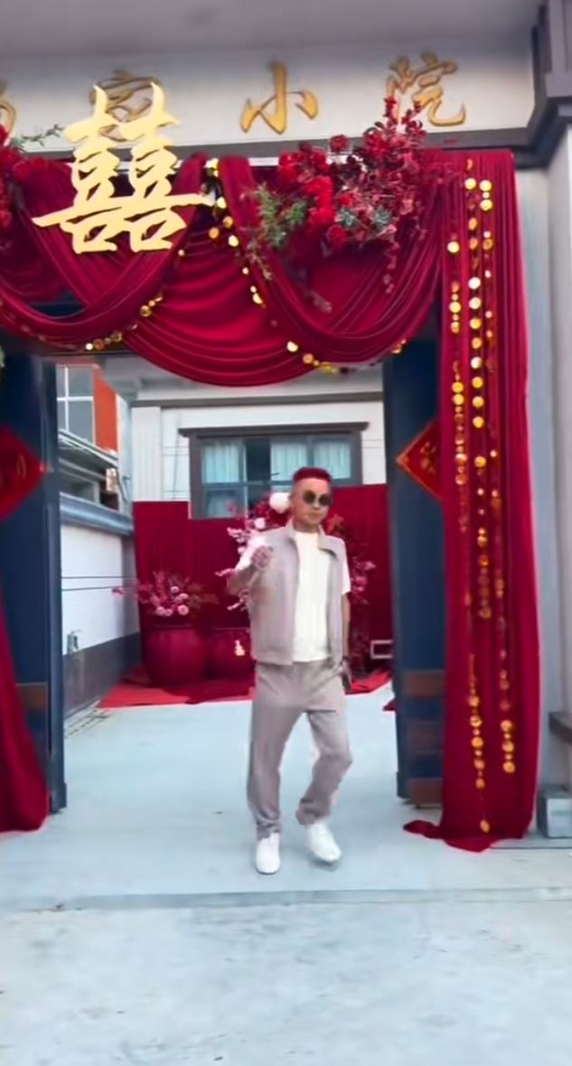 9人组成的河南“彩虹舅舅团”在网上成为焦点。