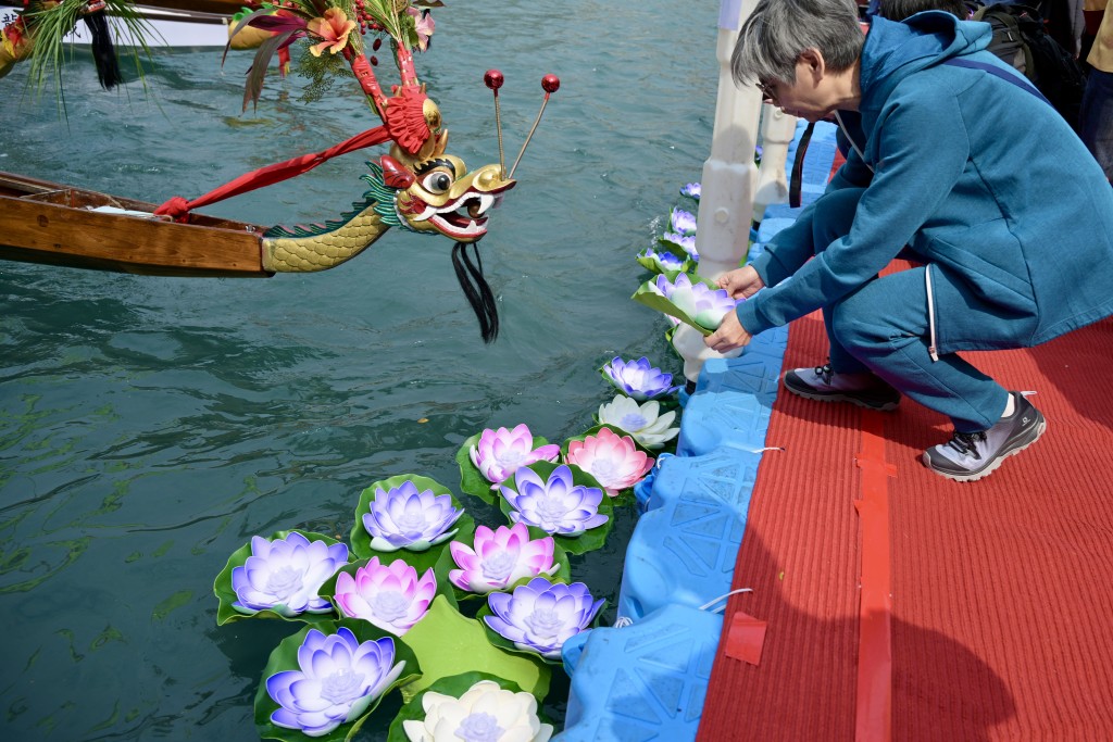 上午舉行的「祈福放水燈」儀式以水燈作願，祈求風調雨順。