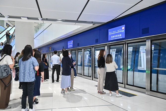 模擬旅客乘搭旅客捷運系統前往自助登機閘口。 模擬旅客乘搭旅客捷運系統前往自助登機閘口。