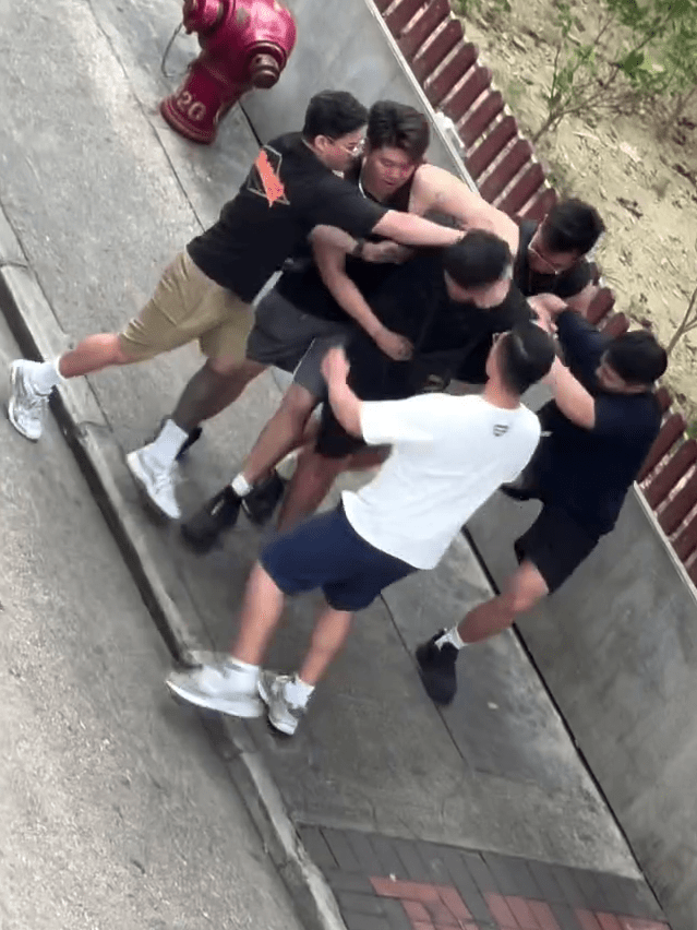 多名便衣警員將南亞青年制服在地。IG@hkbrawler 多名便衣警員將南亞青年制服在地。IG@hkbrawler