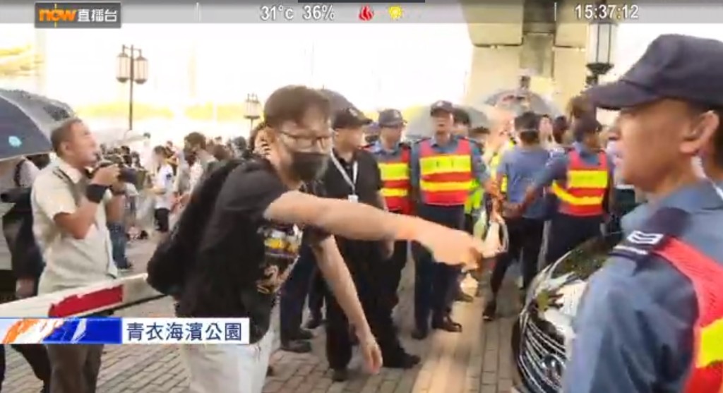 示威者包圍聶德權汽車阻止離開。NOWTV截圖
