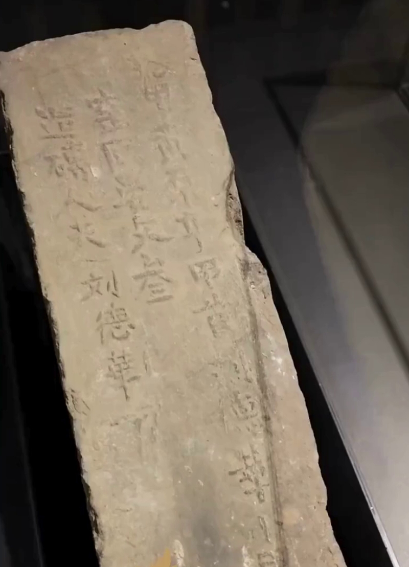 南京明城牆肇建660周年,「劉德華」銘文城磚,再度引發網民關注。 南京明城牆肇建660周年,「劉德華」銘文城磚,再度引發網民關注。