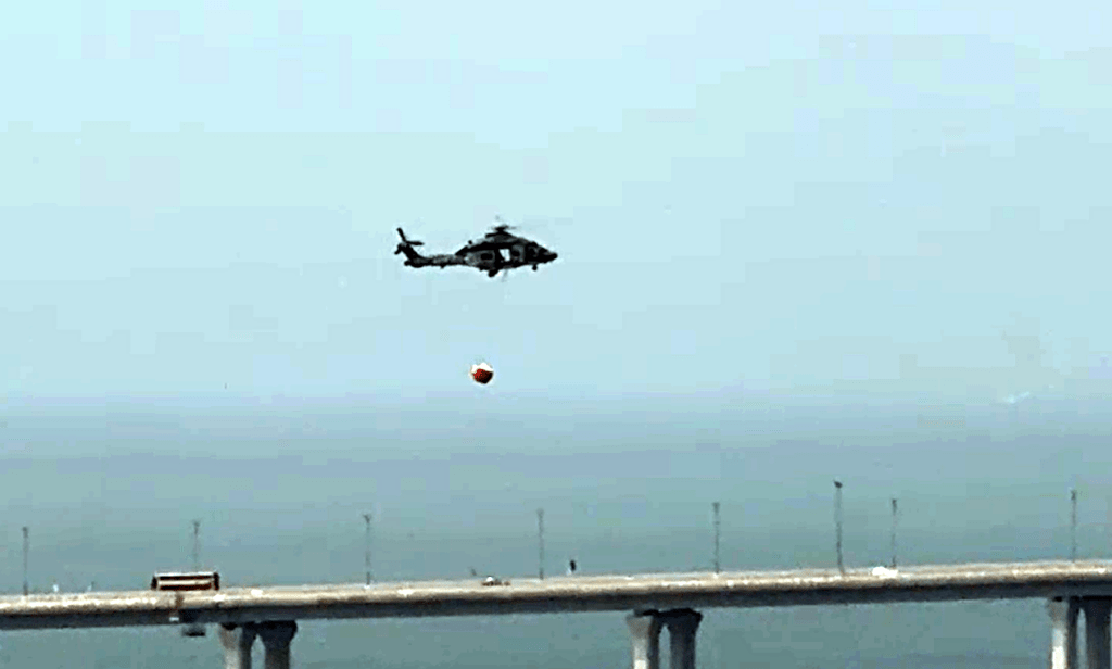 政府飛行服務隊直升機協助救火。網片截圖