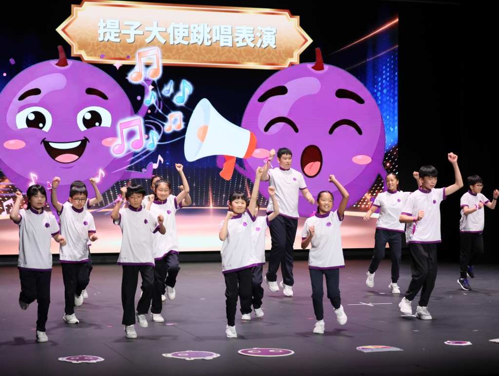 大埔警區少年警訊會員組成的提子大使為觀眾表演跳唱。