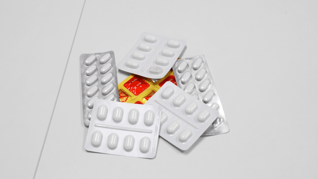 发烧患者可服用家中备用的药物，例如扑热息痛。