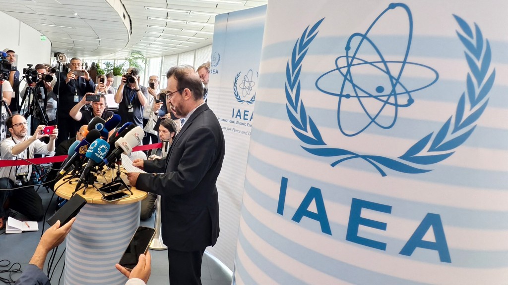 伊朗駐國際原子能機構 (IAEA) 大使納傑菲在奧地利維也納總部見記者。 法新社