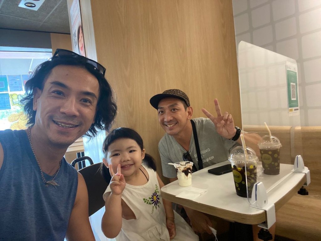 Lucy行水壩前食雪糕新地。