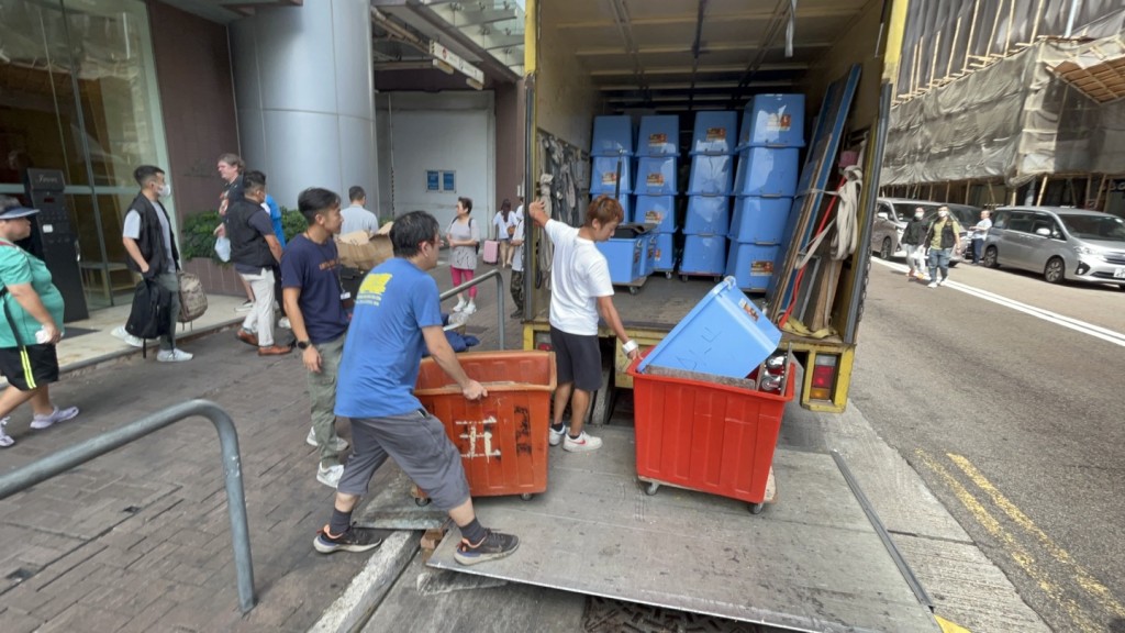 警方在香港仔南灣御園的住所內檢獲大量證物。